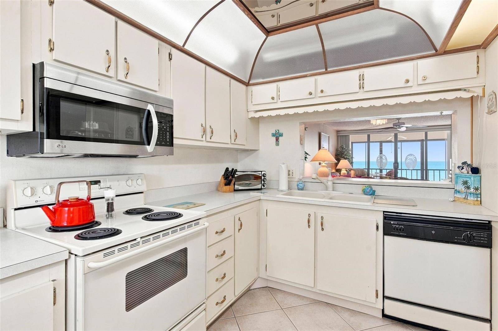 KITCHEN HAS PLENTIFUL CABINETRY