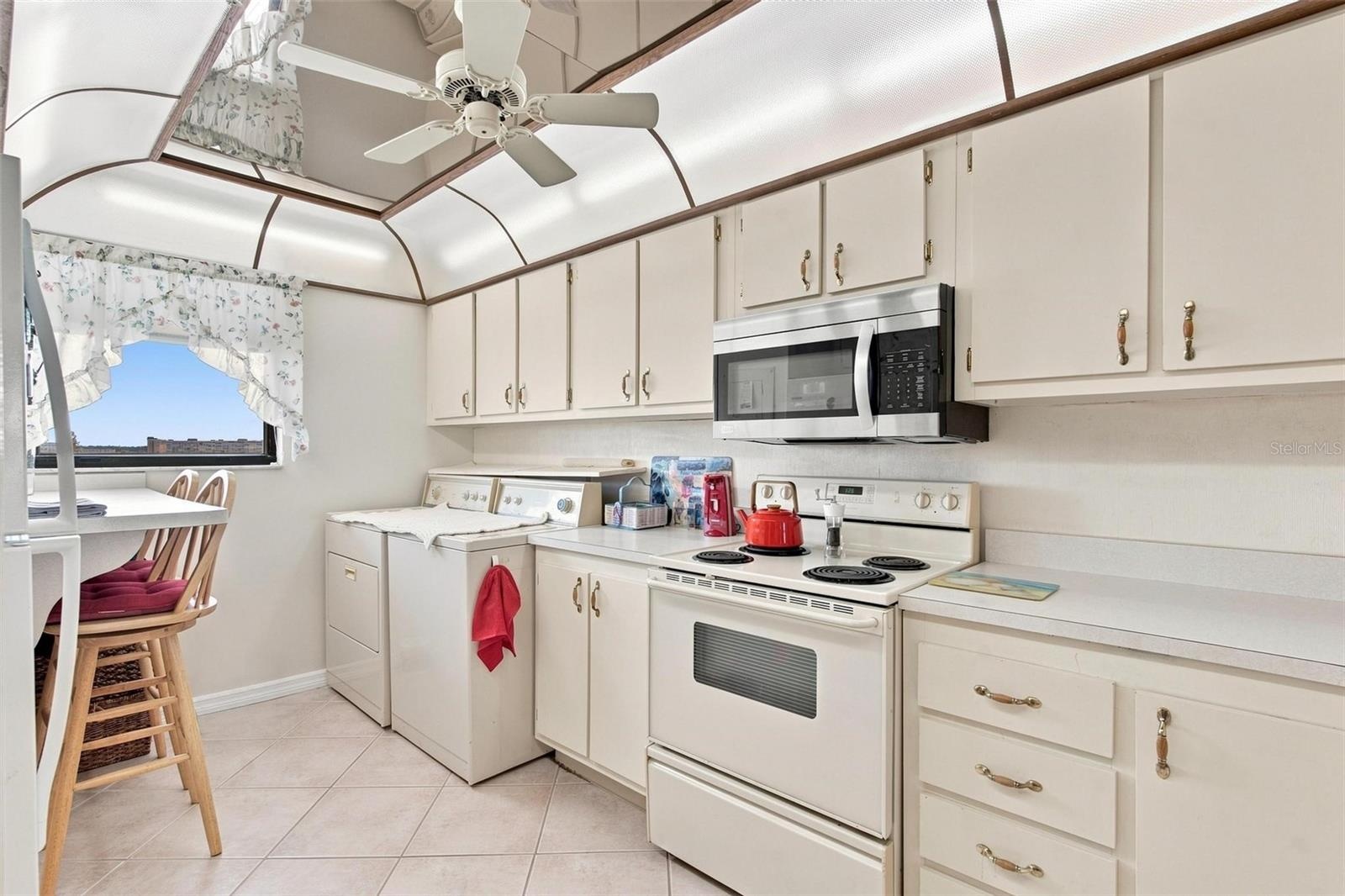 EATING SPACE IN KITCHEN