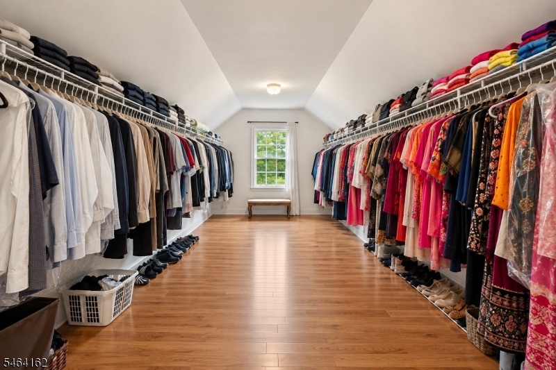 20 FT WALK-IN CLOSET