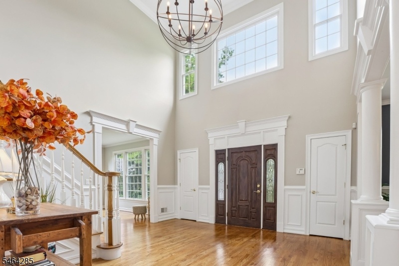 Double foyer entryway