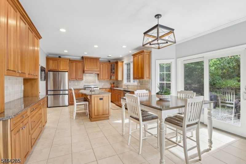 Eat-in kitchen