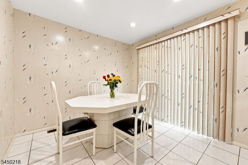 Eat-in Kitchen