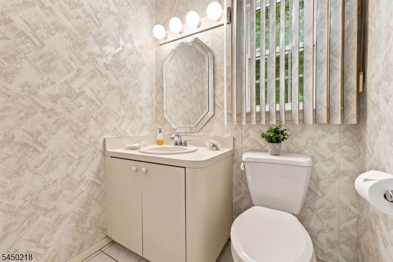 Powder Room 1st Floor