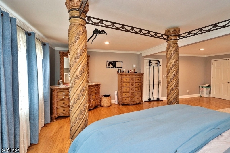 U2 Bedroom Main 3