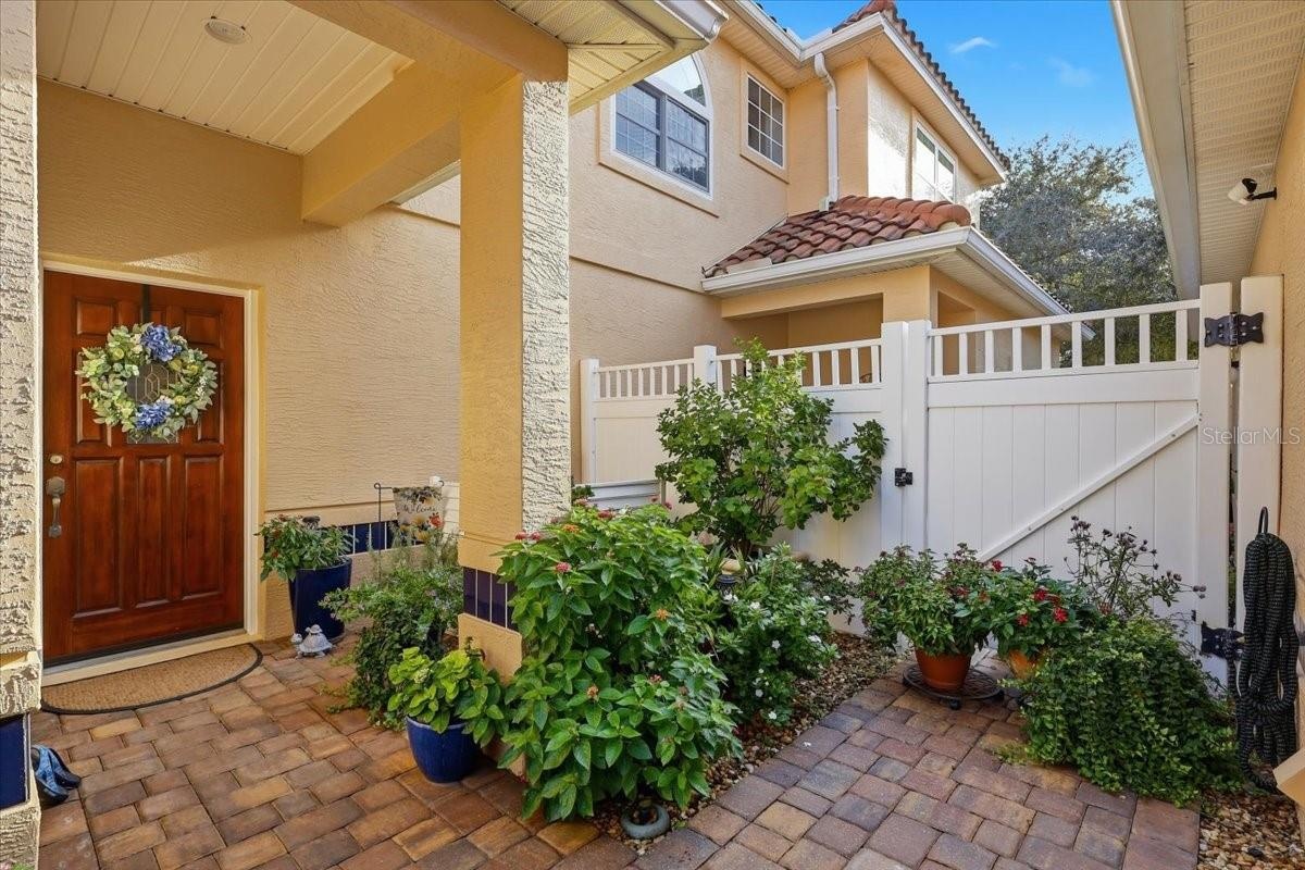 Private front courtyard patio