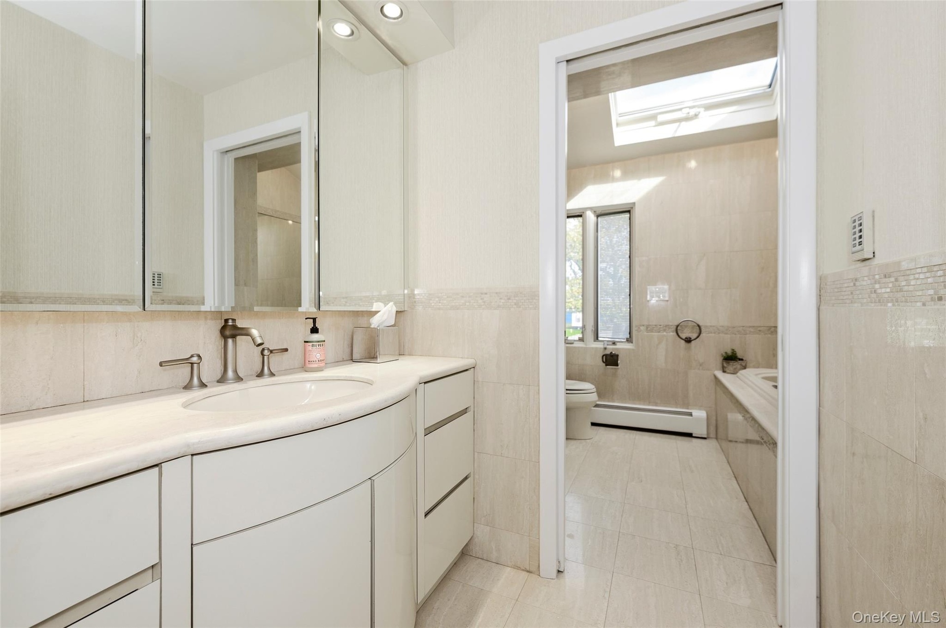 2nd Floor Full Bathroom