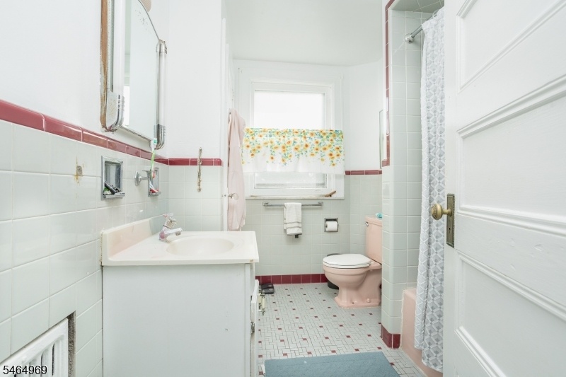 APARTMENT B MAIN BATHROOM