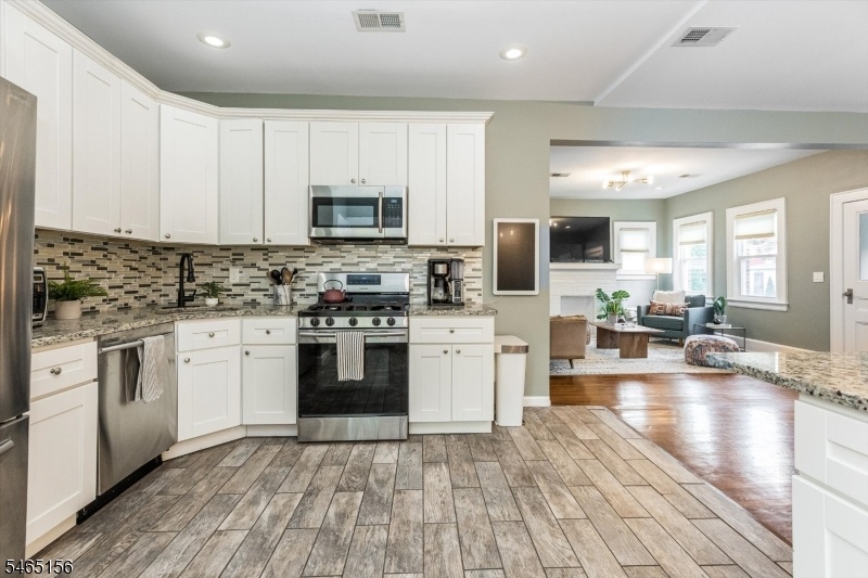 Eat in kitchen
