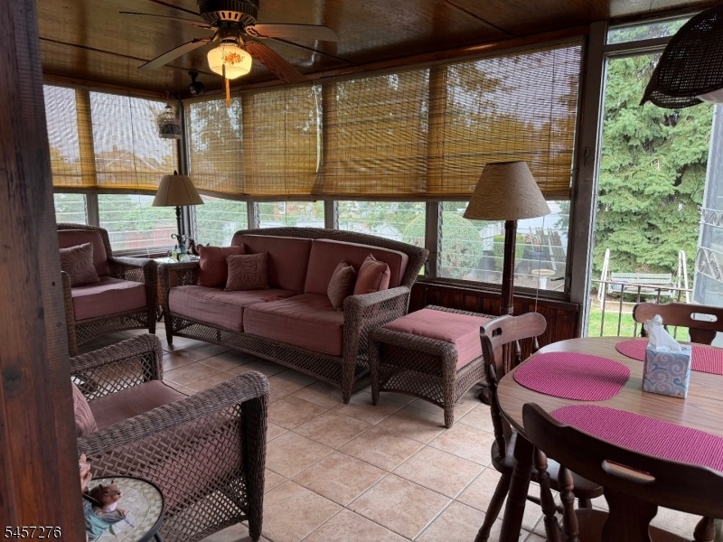 2 Season Room