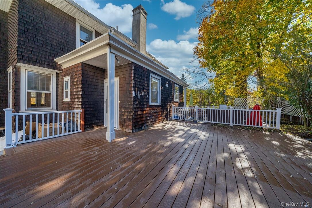 Ginormous TREX deck gives you lots of outdoor space to enjoy.
