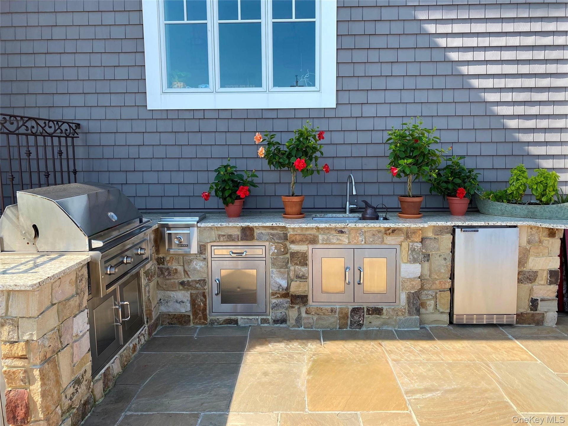 Built-in bbq, outdoor kitchen