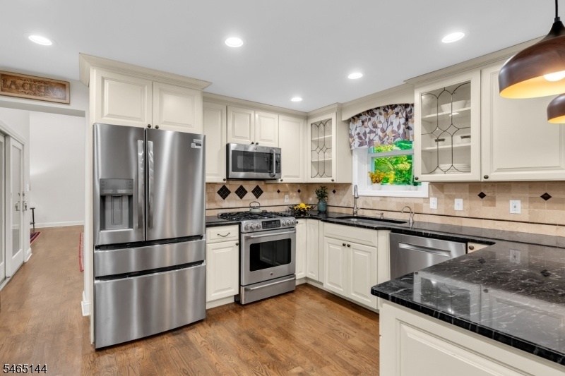 Kitchen and Breakfast Bar