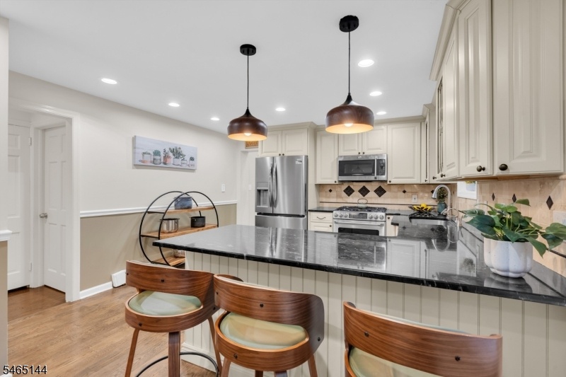 Kitchen and Breakfast Bar