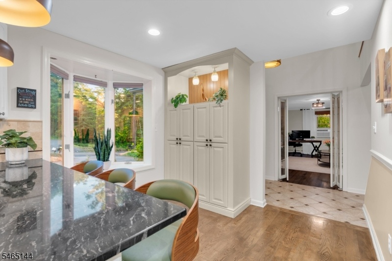 Kitchen and Breakfast Bar