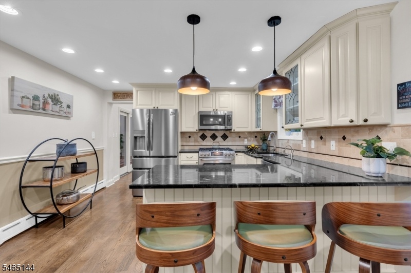 Kitchen and Breakfast Bar