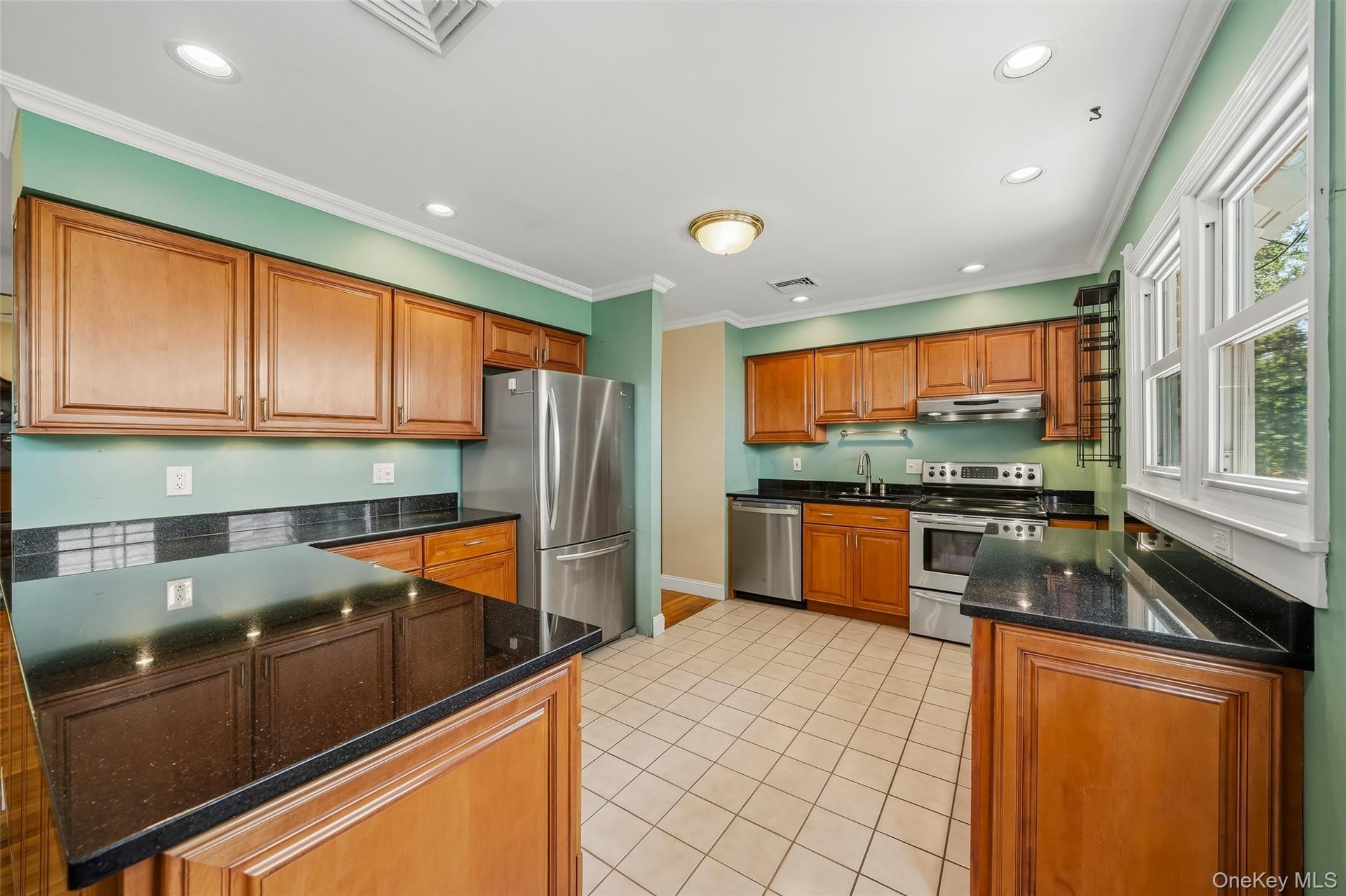 granite counters, maple cabinets