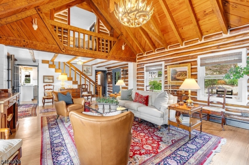 Great rm, exposed beams