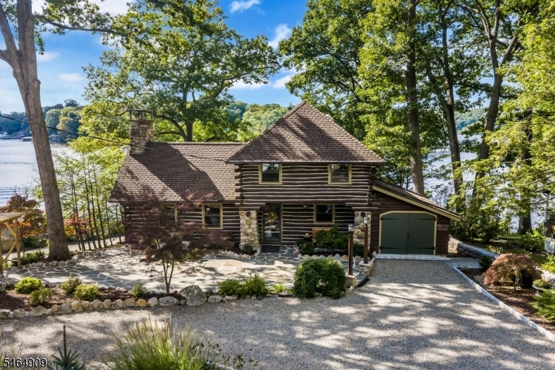 Scenic Log home on level lot