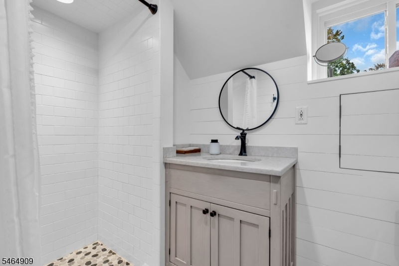 2nd floor full bath