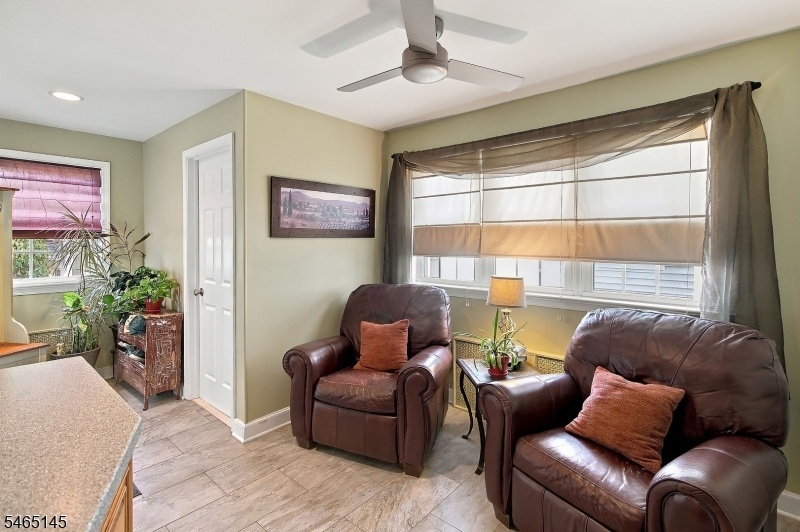 Seating Area/Breakfast Nook