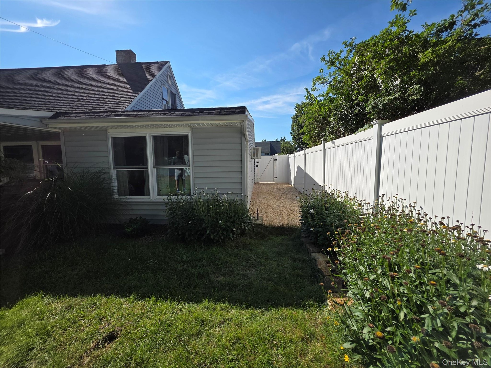 Side yard with Garden and gate access to driveway.