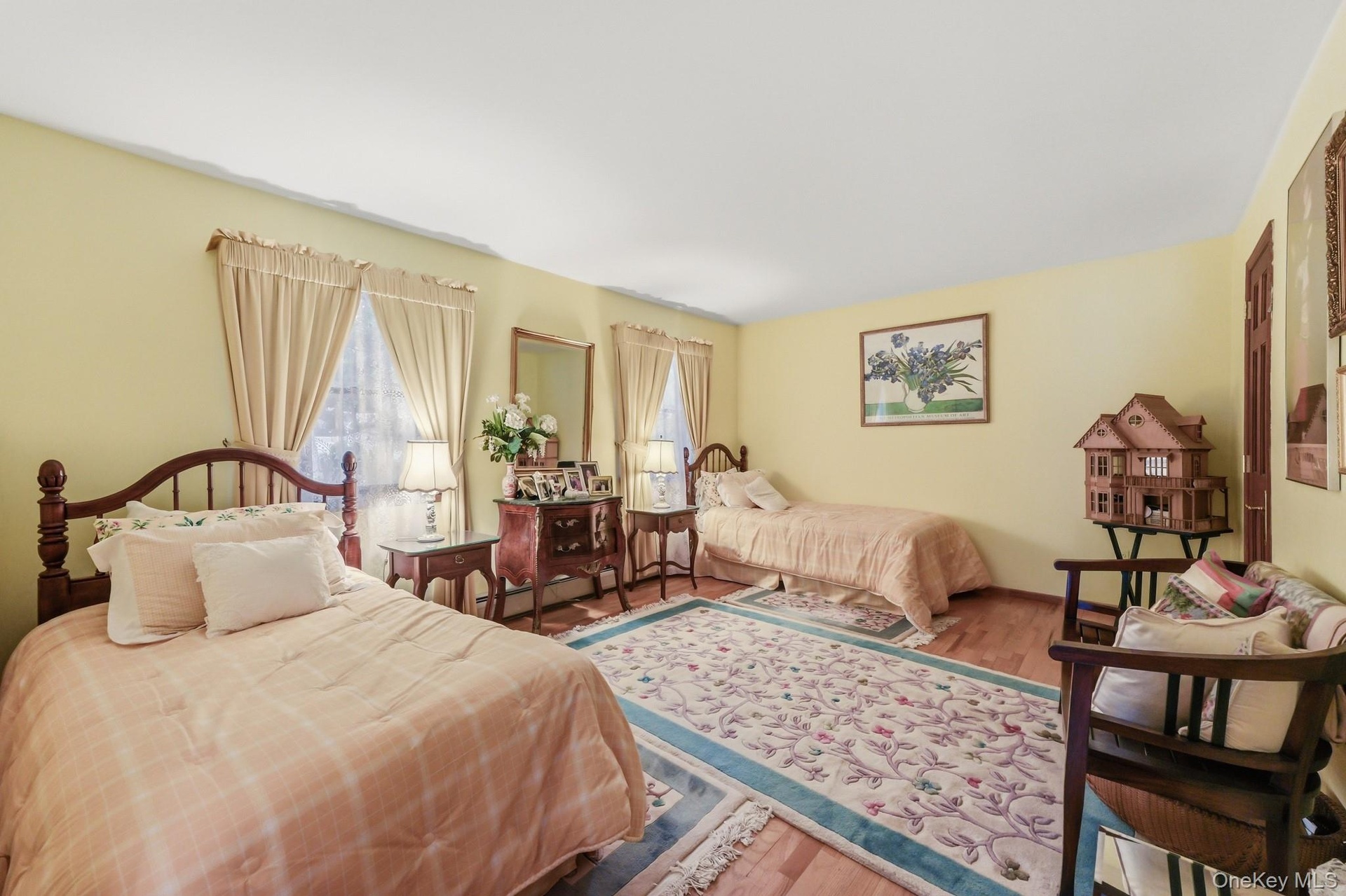 Large secondary bedroom