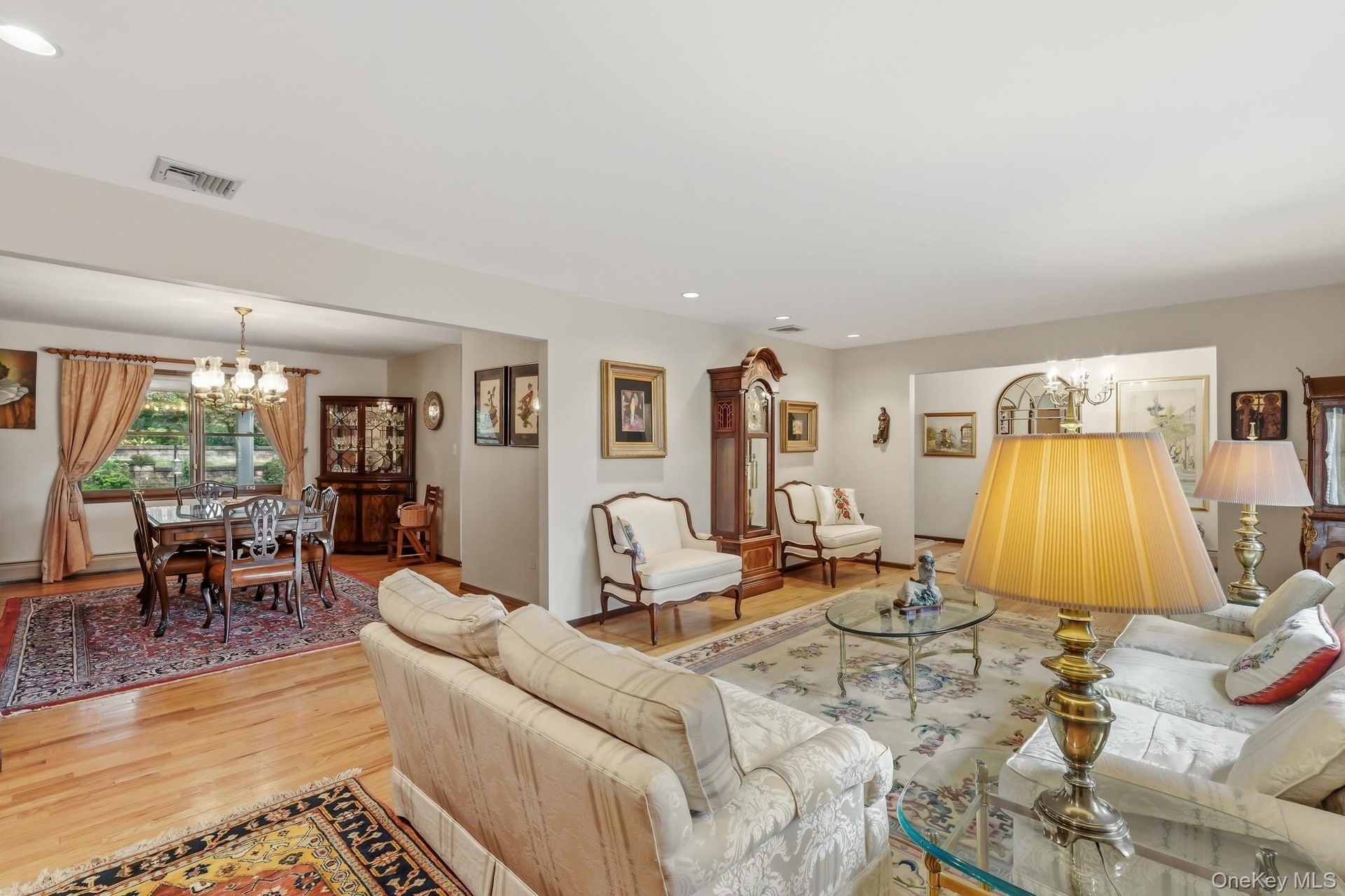 Open living to dining