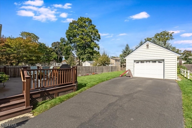Detached garage