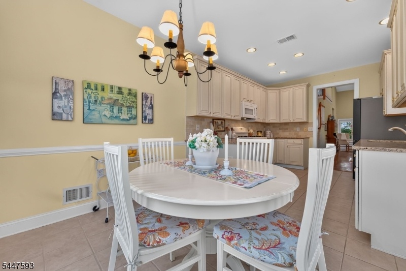 Eat-in Kitchen
