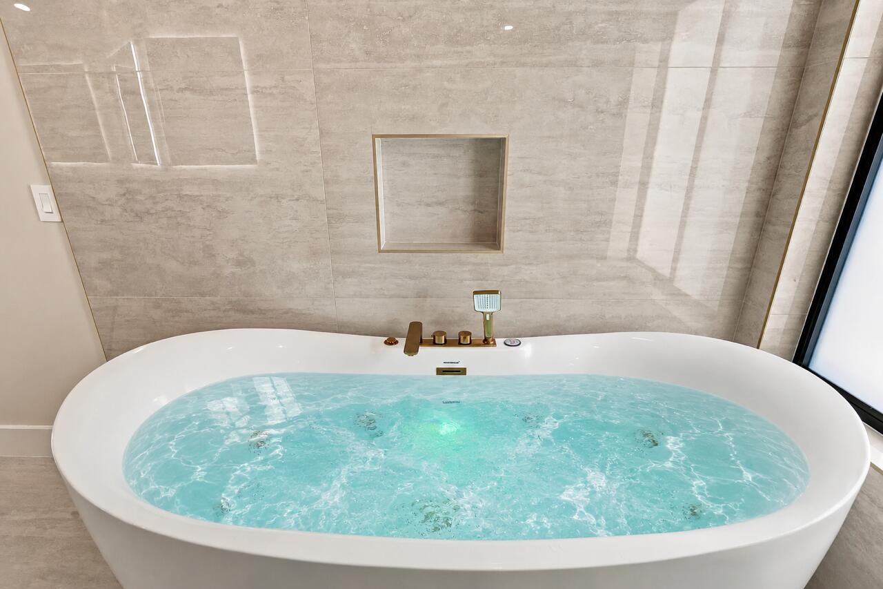 Jacuzzi tub bubbler with color feature