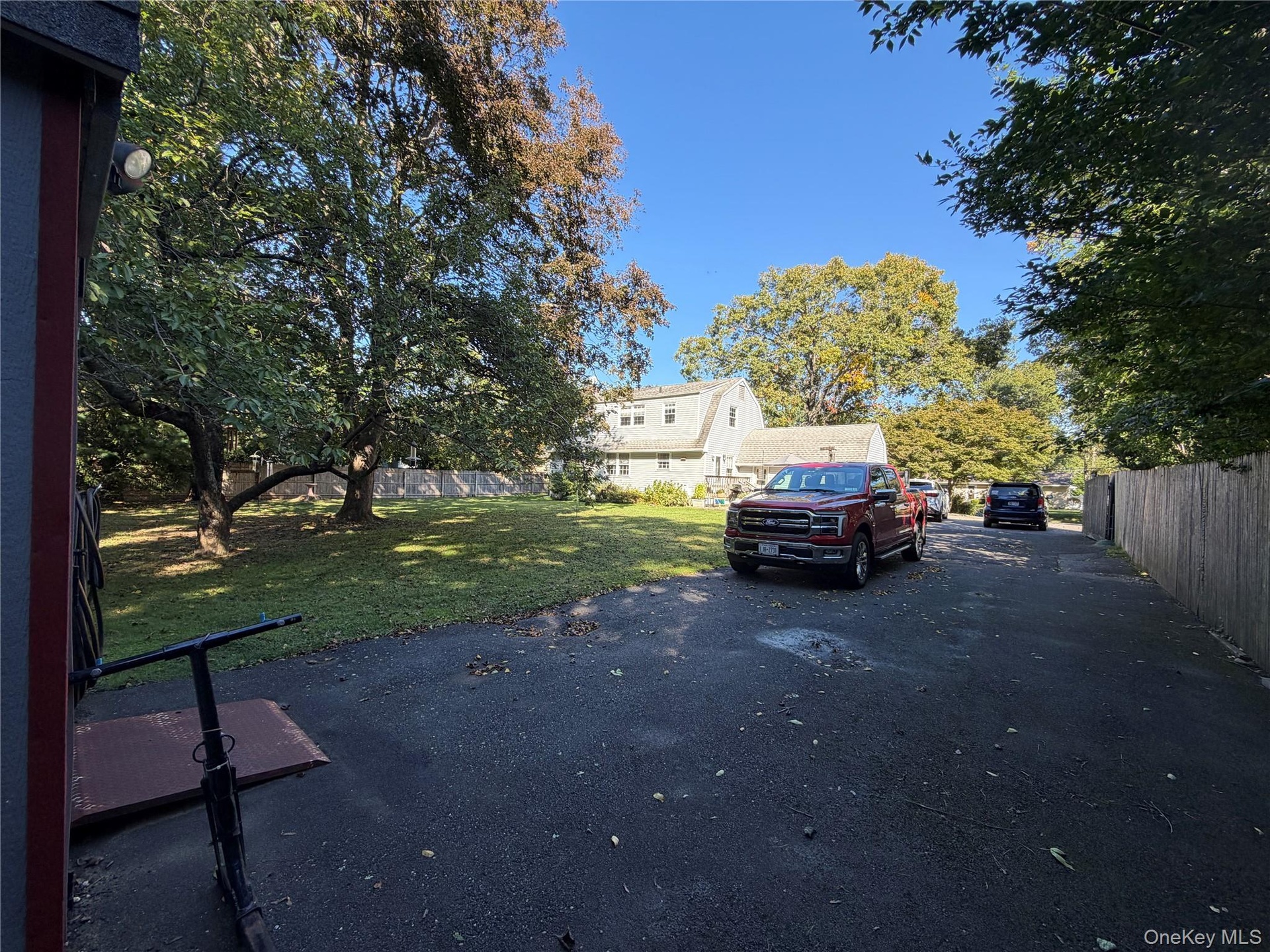 driveway lends to a full size motorhome, camper, trailer, work trailer, vans,