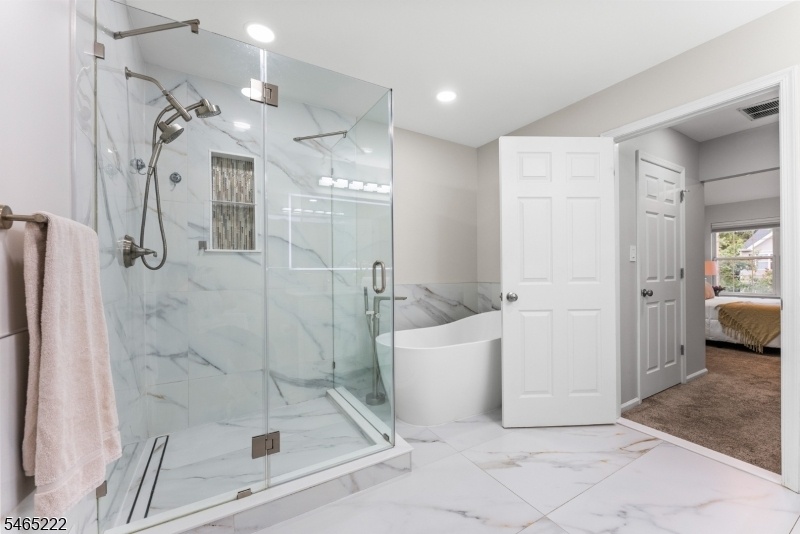 Soaking Tub w Standing Shower