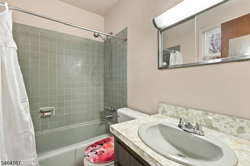 1st Floor Ensuite Bath