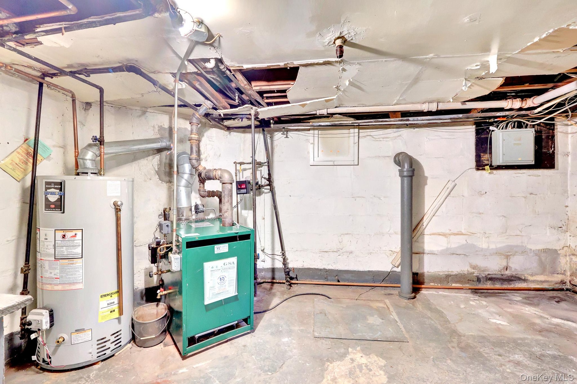 Utility room Gas Burner and Gas Hotwater tank