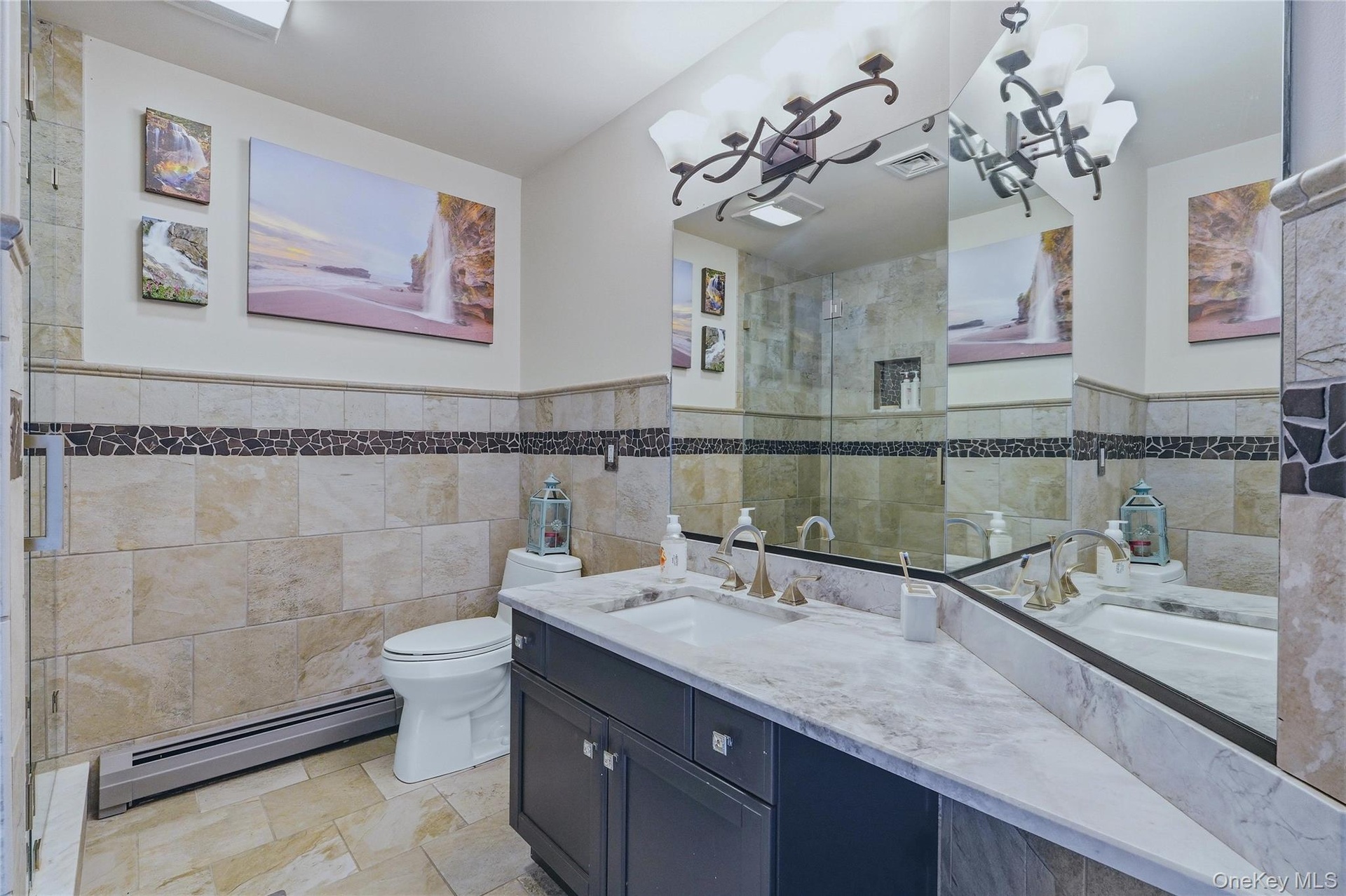 Dual vanity with undermount sinks and light-toned, quartzite countertops
