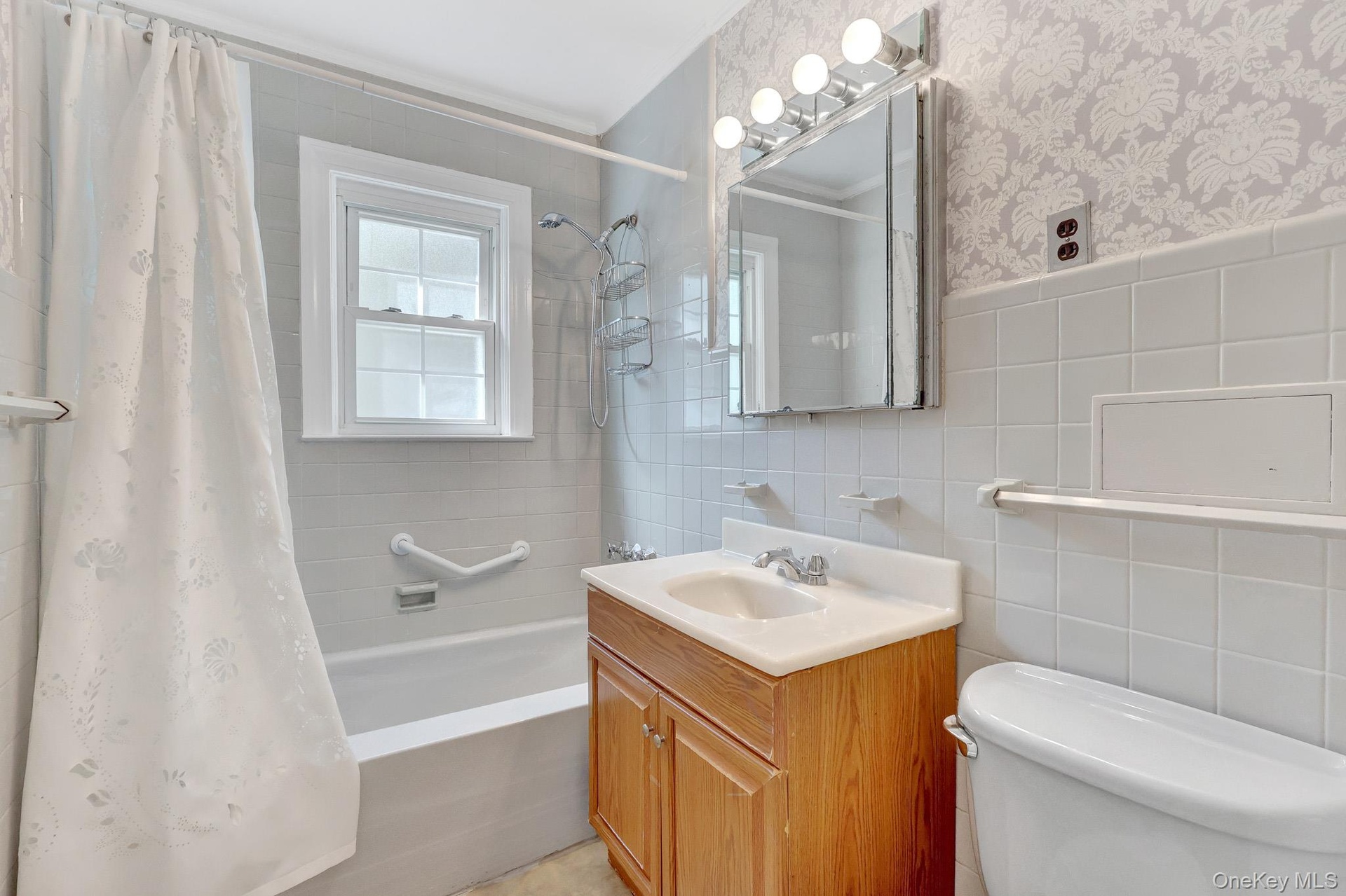 Non Staged Full bath with tub