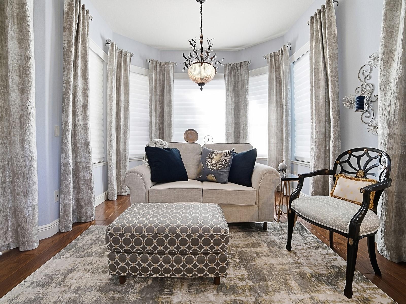 A GREAT SEATING AREA FOR READING OR JUST RELAXING.
