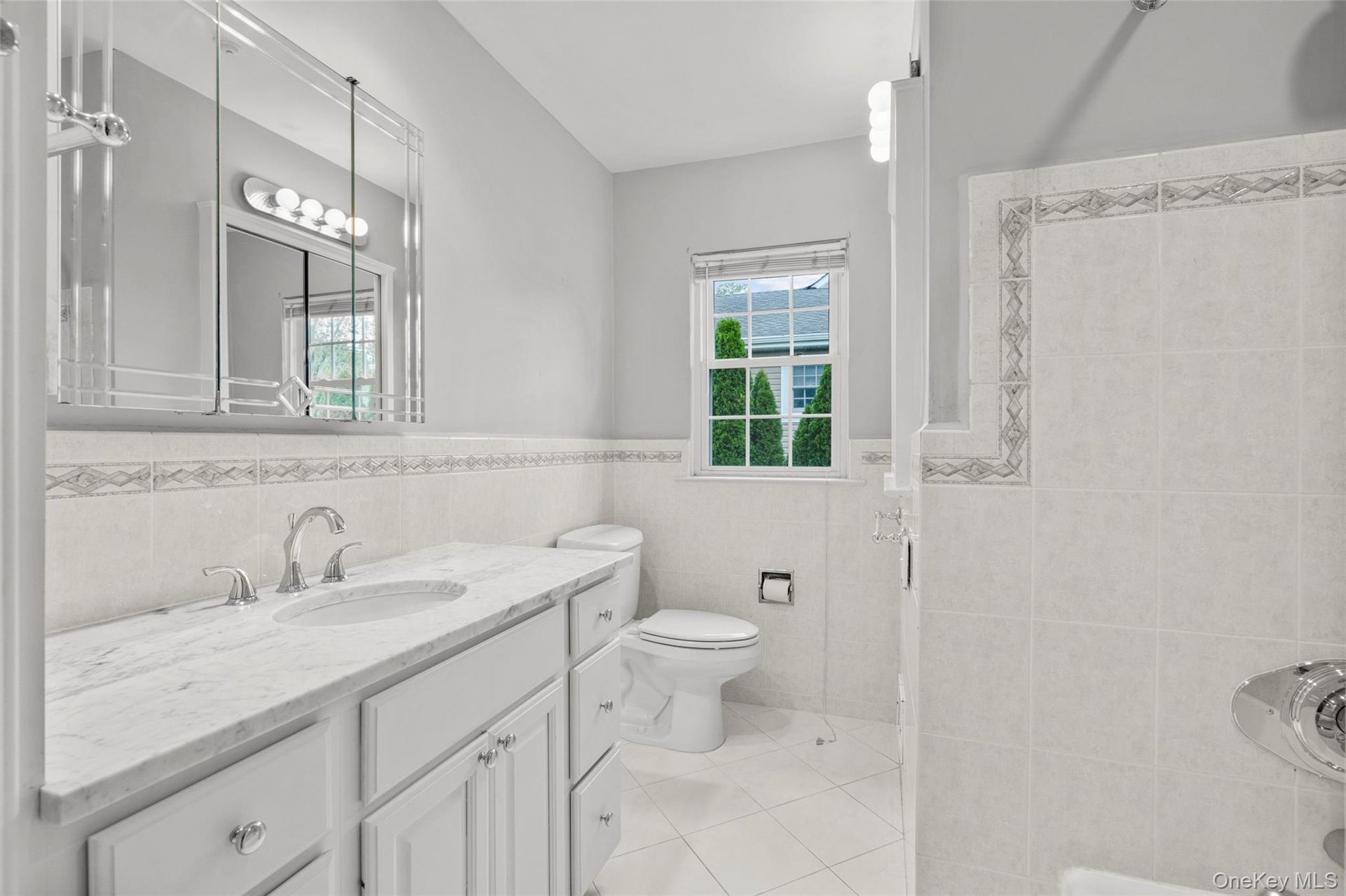 Hall Bath wit tub and tower