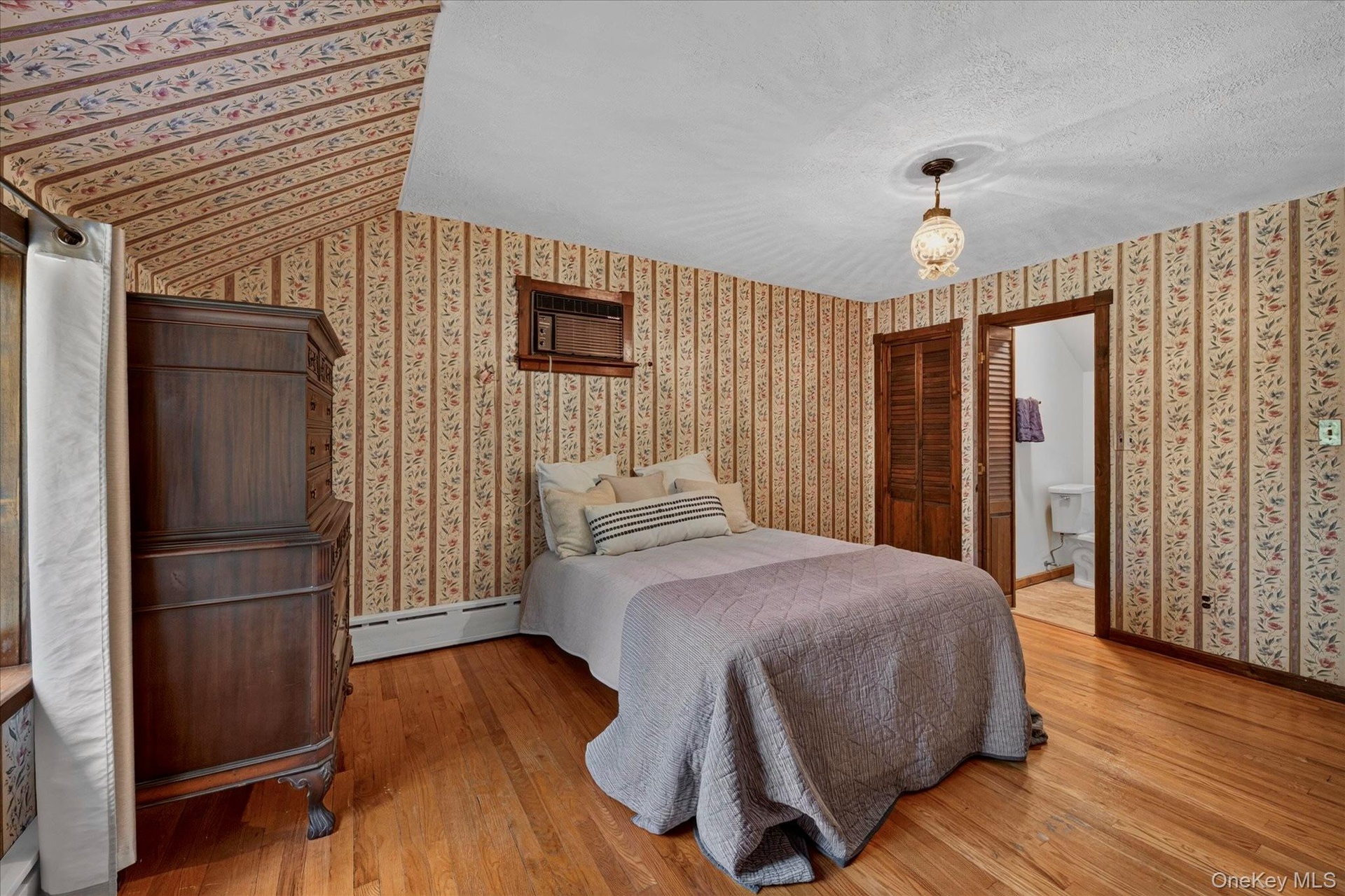Primary bedroom with en suite full bathroom