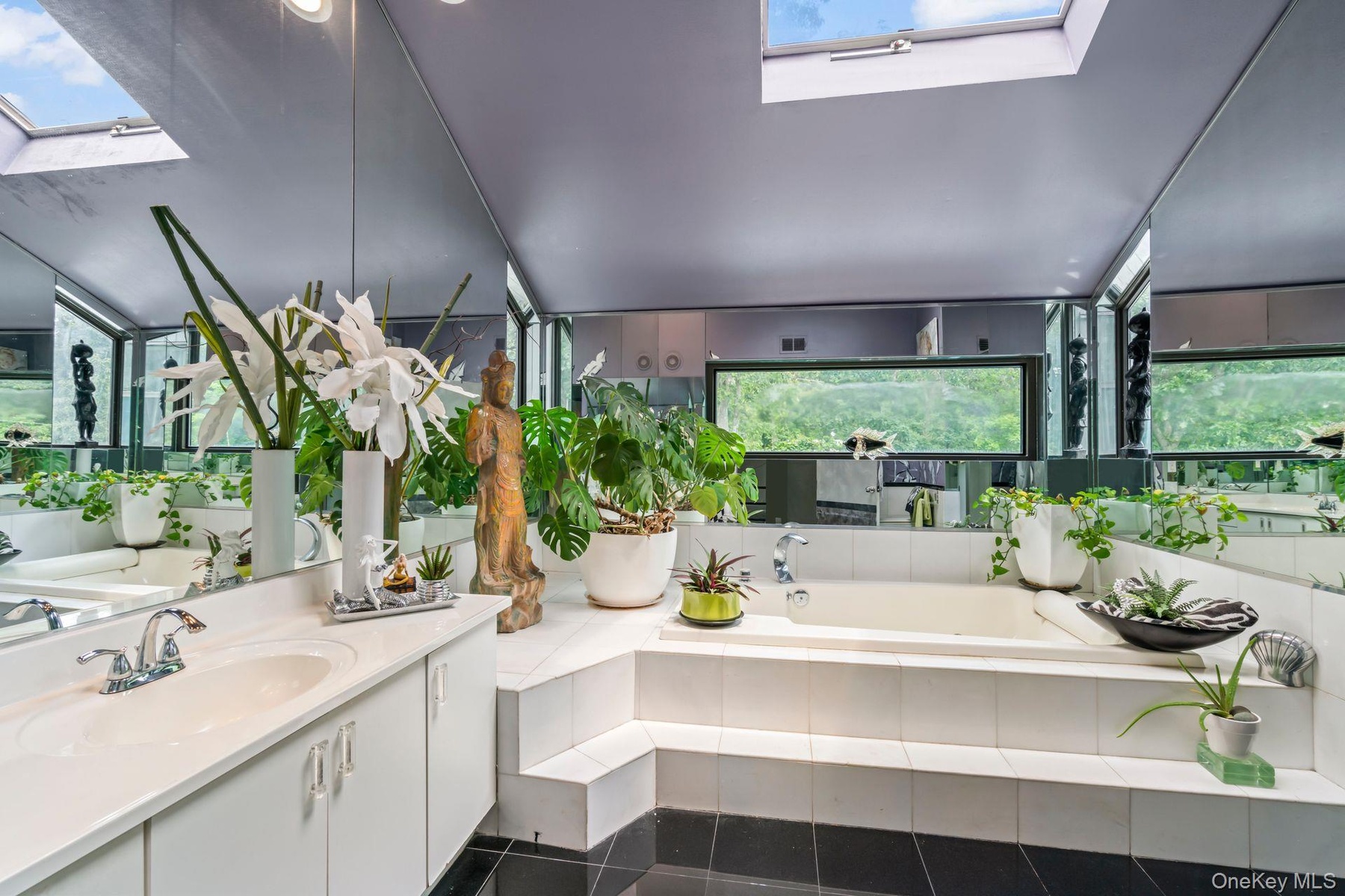 Luxury jacuzzi soaker tub