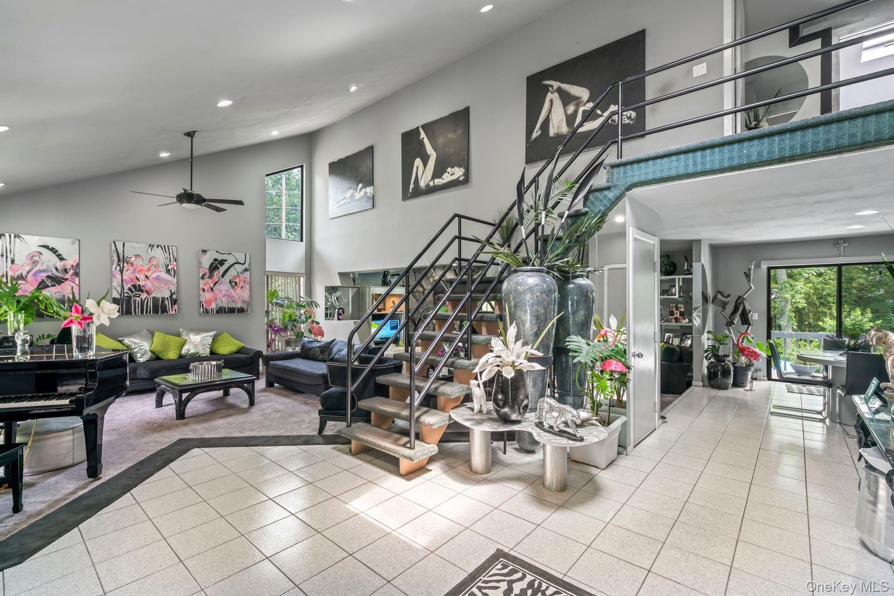 Dramatic open  stairs