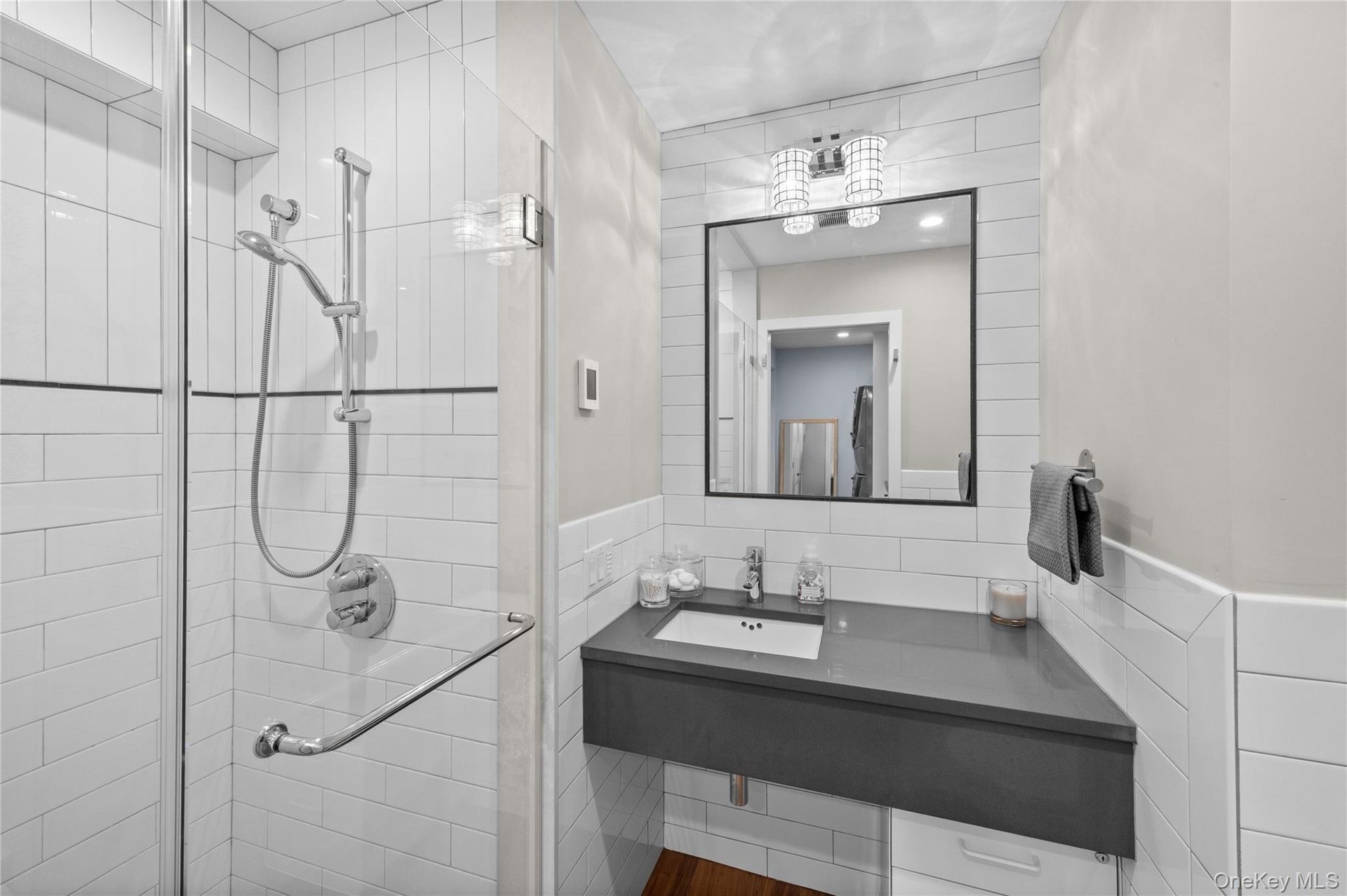 Beautiful full bathroom