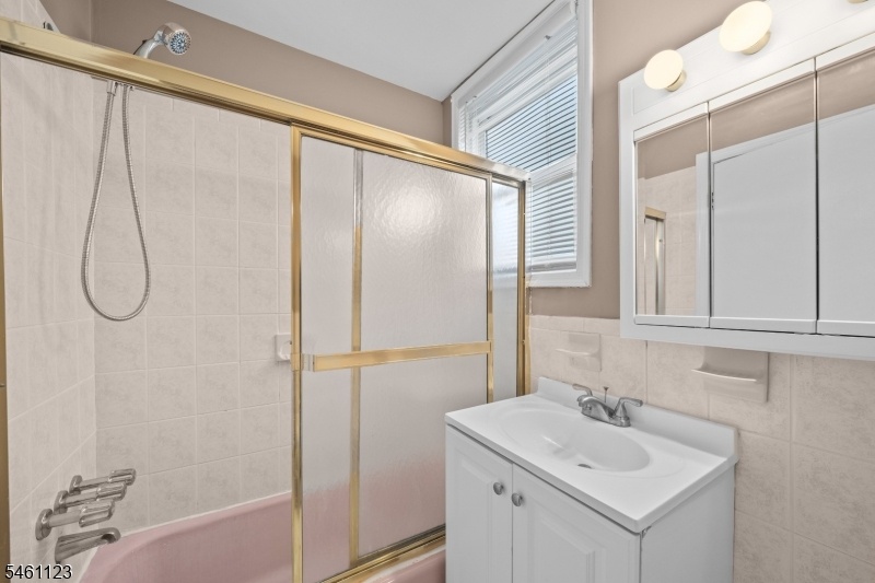 Bathroom - Floor 1