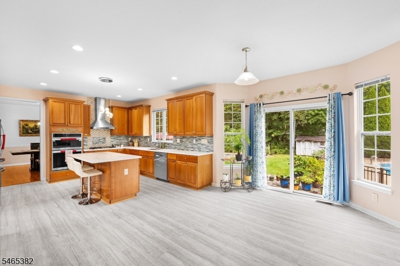 KITCHEN / DINING AREA