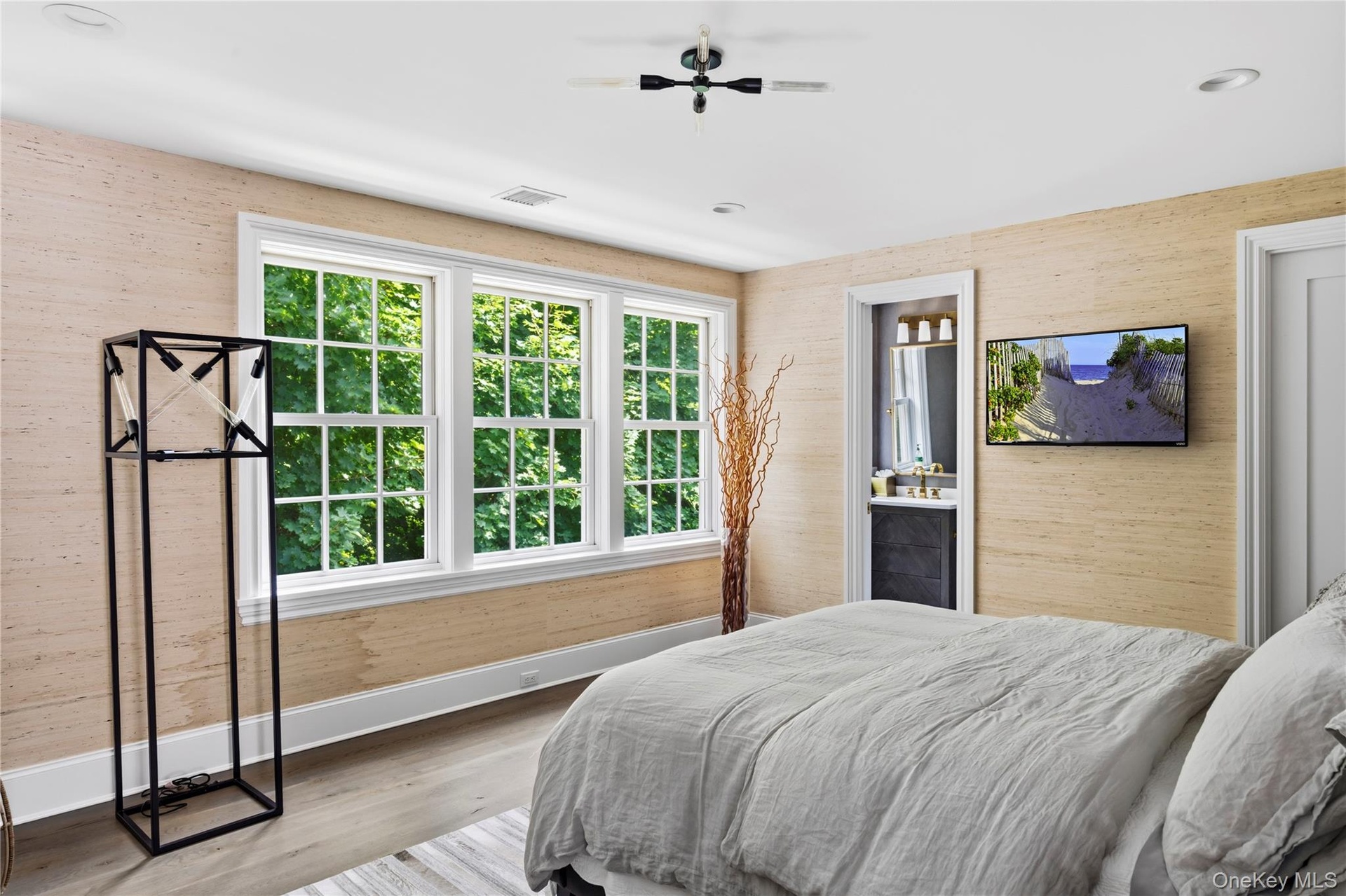Bedroom with en suite bath and WIC