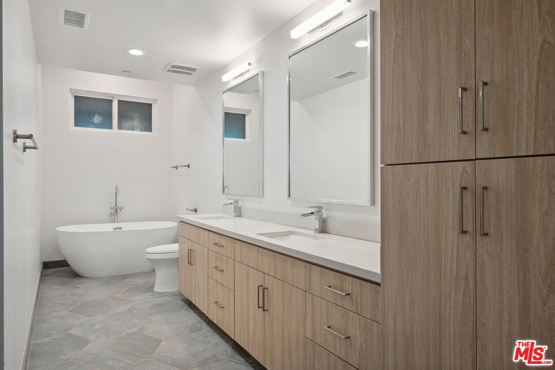 Luxurious Primary bathroom