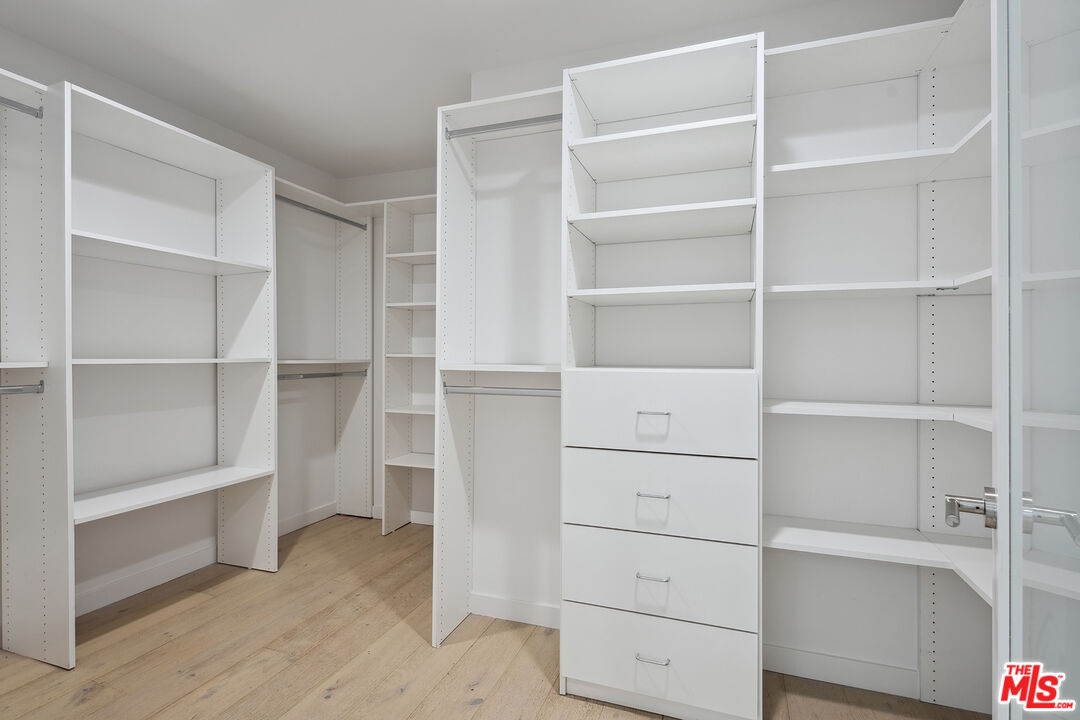 Large Walk-in Closet in Primar