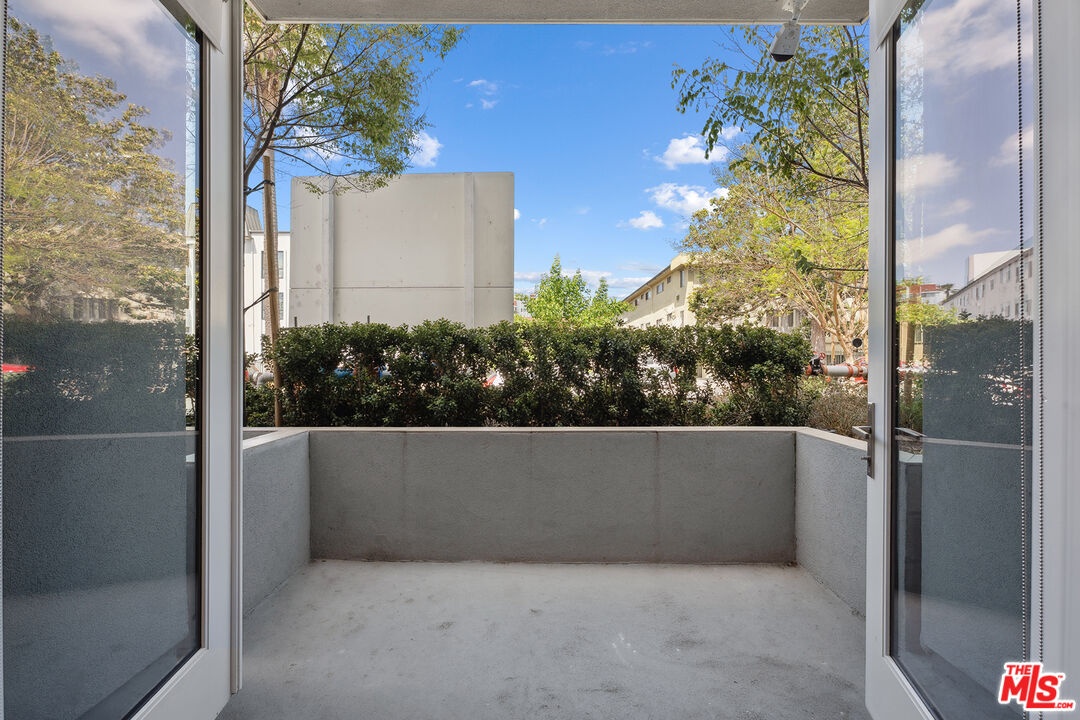 Walk-out patio/balcony from li