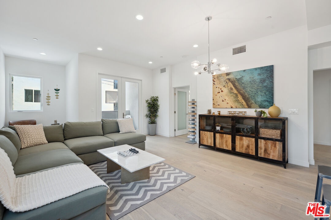 Living Room with extra space f