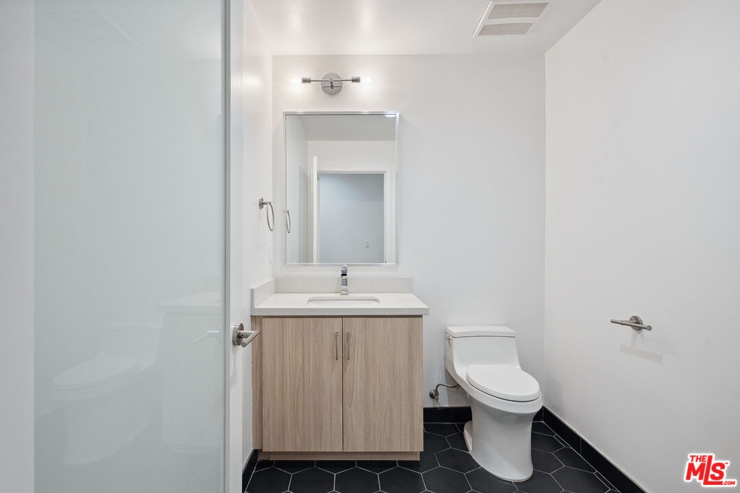 Guest 1/2 Bathroom